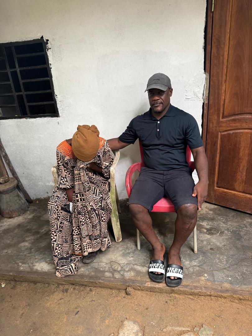 Bénévoles ADEBES avec des enfants au Cameroun